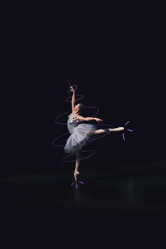 Danseuse en plein mouvement sur une scène sombre
